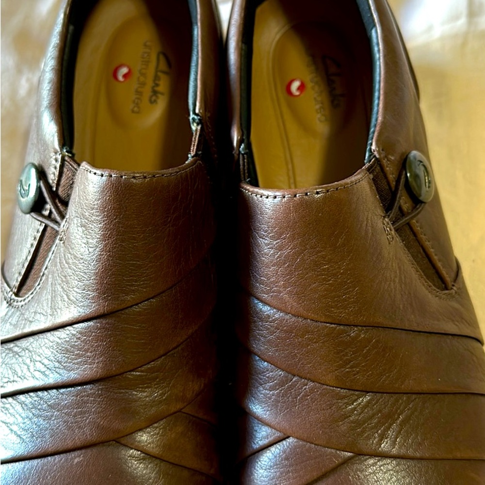 Clark’s Unstructured Size 8 Wide. In excellent condition